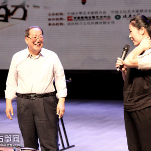 现场气氛活跃生动，令观众受益匪浅。（图为焦金海教授现场回答观众问题）