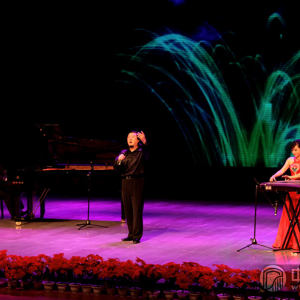 音乐会以一曲柔美的声乐、古筝、钢琴合作曲目《女人花》拉开帷幕，金色男高音张美林动听的歌唱与灵魂筝者任洁演奏的古筝音乐完美融合，在配合钢琴的伴奏，此曲优美的旋律和三位艺术家默契的配合、精彩的表演首先赢得了观众的阵阵掌声。 