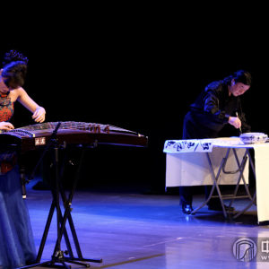 任洁古筝与张美林书法演绎的《墨语》，不但音乐形式新颖，将古筝与电子乐巧妙融合，给乐迷们带来全新的听筝体验，而且演出形式也极为独特，在任洁古韵犹存又带有时尚气息的演奏中，张美林老师用我们中华民族的文房四宝现场挥毫铺墨，书写了著名诗人李白的一首名诗《黄鹤楼送孟浩然之广陵》。