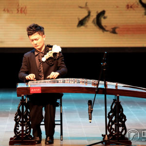 刘乐演奏具新疆西域风格的作品《西部主题畅想曲》时的风采。