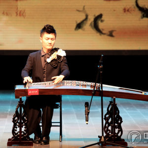 随后刘乐演奏了由他自己操刀创作的筝曲《袖梦》，乐曲灵感来源于中国古典民间舞“水袖舞”，运用唐乐音律及流动的音乐线条营造出舞动中水袖“行云流水”般的梦幻形态，动感的快板则体现出水袖中“力”的美感。