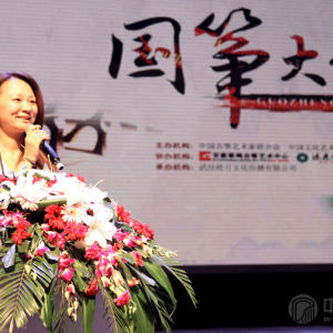 祁瑶（著名古筝演奏家、作曲家、硕士研究生导师、上海音乐家协会理事、华人女作曲家协会会长，上海音乐学院副教授）曾多次应邀赴美国、英国、爱尔兰、奥地利等国家演出自己创作的音乐作品，还于2006年11月——2007年7月与著名作曲家谭盾、男高音多明戈、导演张艺谋合作，在美国大都会演出歌剧《秦始皇》9场 担任领奏，并多次与世界著名交响乐团合作，使古筝艺术在世界的舞台上大放异彩。被国外媒体赞为“手指间充满了魔力的伟大的演奏家”。教学中，她不仅录制了自己的教学录像vcd 讲解并示范演奏，还出版发行了多部古筝教材，为古筝事业的发展培养了众多优秀人才。