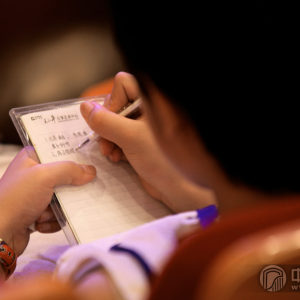 台下，来聆听王小平老师赛前辅导讲座的选手、家长及带队老师都认真地做着笔记，均表示受益匪浅，对他们之后参加比赛意义非凡。