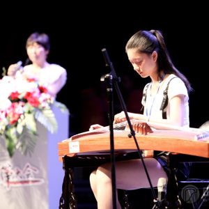 王小平老师请百家筝鸣古筝艺术培训中心海南分校的学生进行现场示范演奏。