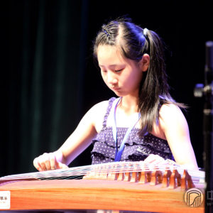 百家筝鸣古筝艺术培训中心海南分校的学生演奏时的风采。