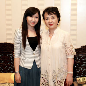 2013年5月下旬，中国古筝网主持人王颖一行来到深圳，采访了深圳市古筝学会会长——沙里晶。