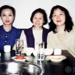 沙里晶先后师从温福泽、邱大成、周延甲、何宝泉、王昌元、李柯、曹承筠（竖琴）等名家。（图为90年代沙里晶回川音看望李柯老师合影）