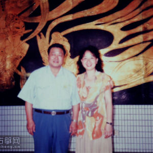 沙里晶先后师从温福泽、邱大成、周延甲、何宝泉、王昌元、李柯、曹承筠（竖琴）等名家。（图为90年代沙里晶与何宝泉老师合影）