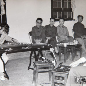 沙里晶在四川音乐学院上学期间接待外宾时拍的照片。