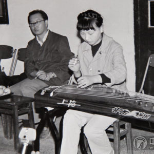 沙里晶在四川音乐学院上学期间接待钢琴专家时的照片。