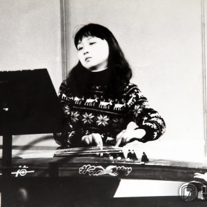 沙里晶在四川音乐学院练习古筝时的样子。