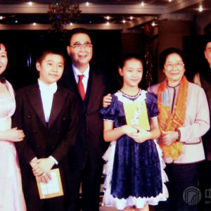 2006年，李鹏到深圳访问时，沙里晶演出后与其留影。