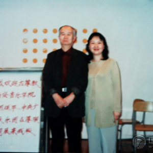 1992年至今，沙里晶在深圳艺术学校任教。（图为2003周延甲老师到深圳艺校讲课）