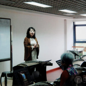 2008年，沙里晶到老年大学上古筝课。