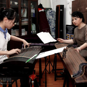 沙里晶给学生上学时的风采。