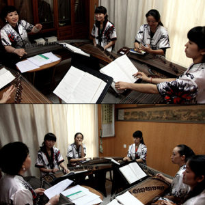 沙里晶带领深圳艺术学校芳吟古筝乐团成员练习时的风采。（沙里晶是深圳艺术学校芳吟古筝乐团团长）