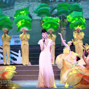 序：《在茉莉花盛开的地方》    演唱：杨嫣    伴舞：扬州市歌舞剧院、扬州市总商会歌舞团