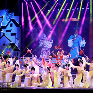 第一篇章《竹·月色》    戏曲表演《花团锦簇》    演出：扬州市扬剧研究所