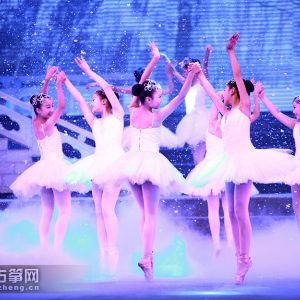 第一篇章《竹·月色》    男高音独唱《我像雪花天上来》    演唱：夏炎    伴舞：扬州市总商会歌舞团