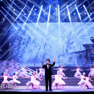 第一篇章《竹·月色》    男高音独唱《我像雪花天上来》    演唱：夏炎    伴舞：扬州市总商会歌舞团