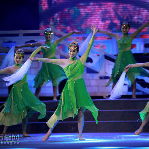 第二篇章《菊·流水》    舞蹈《韵》    演出：扬州市歌舞剧院