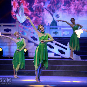 第二篇章《菊·流水》    舞蹈《韵》    演出：扬州市歌舞剧院