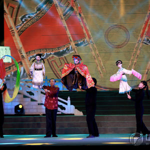 第二篇章《菊·流水》    木偶表演《绝技》    表演：扬州市木偶剧团