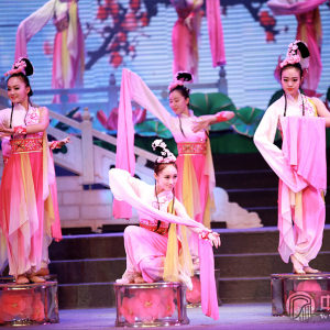 第三篇章《梅·荷塘》    京剧演唱《咏梅》    演唱：高飞    伴舞：扬州市歌舞剧院