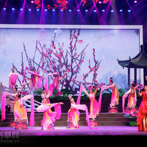 第三篇章《梅·荷塘》    京剧演唱《咏梅》    演唱：高飞    伴舞：扬州市歌舞剧院