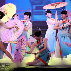 第四篇章《兰·古巷》    舞蹈《小城雨巷》    演出：扬州市歌舞剧院