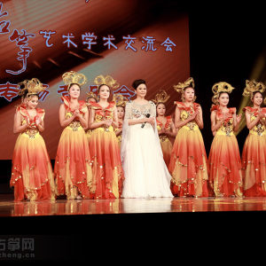 女声独唱《四季花开》    表演：李伟    伴舞：扬州文化艺术学校