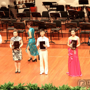 获得铜奖的选手夏菁、任洲洋、崔杉（从左往右）