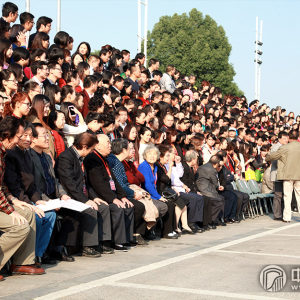 第七届古筝学术交流会集体大合影现场，600余人超强阵容