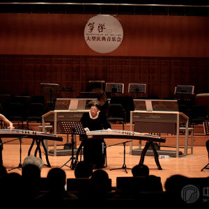 陕西师范大学音乐学院教授曲云、副教授孙卓、笛子演奏家高纯华共同演绎的双筝与箫《满庭芳》