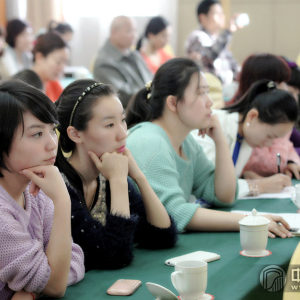 大家全神贯注地听讲