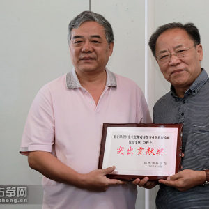 著名作曲家、西安音乐学院周煜国副教授（左）被授予“突出贡献奖”