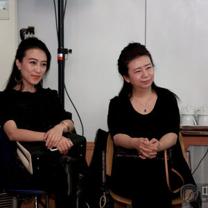 青年古筝演奏家苏畅（左）与古筝演奏家、教育家、中央音乐学院民乐系教授周望（右）