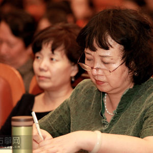 深圳大学师范学院副教授、深圳市古筝学会会长沙里晶听讲