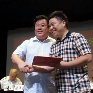 中国文联副主席、中国音协分党组书记、驻会副主席徐沛东为古筝学会会长王中山颁发聘书。