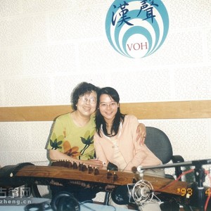 2003年春，曹桂芬应邀赴台讲学期间，汉声电台请曹桂芬自弹自唱录音后，她的一个学生在电台与曹  老师合影留念