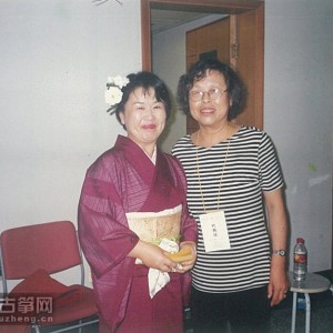 2002年8月，在中国.南京国际古筝研讨会期间，与日本古筝演奏名家合影留念