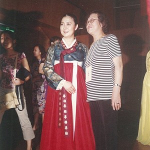 2002年8月，在中国.南京国际古筝研讨会期间，与朝鲜古筝表演艺术家合影留念