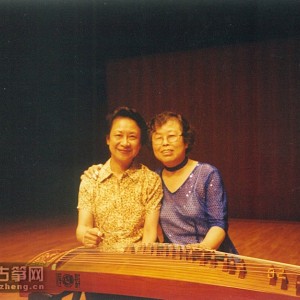 2002年7月，曹桂芬赴香港参加古筝流派掌门大会期间，与浙江筝派代表人物项斯华合影留念
