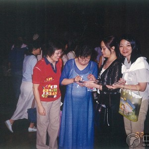2002年7月曹桂芬赴香港参加古筝流派掌门大会期间，当她演出后，许多观众拥上舞台，要求曹桂芬  签名留念