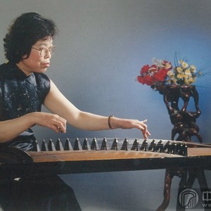 上世纪90年代后期，曹桂芬在聚精会神地演奏