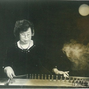 2002年曹桂芬在室外演奏时的情形