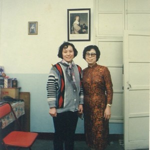 1990年，曹桂芬接受河南妇联办的《妇女生活》记者杜延歧采访后，合影留念。
