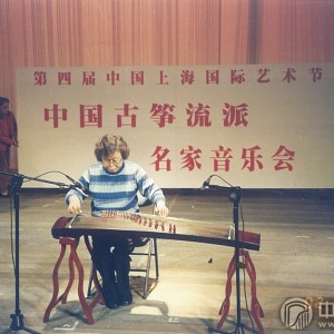 2002年11月，曹桂芬在图第四届中国上海国际艺术节中国古筝流派名家音乐会演奏时摄影