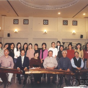 2003年，曹桂芬应邀在台湾艺术大学讲学期间，该校古筝专业举办音乐会，每个学生将曹桂芬老师教的筝曲汇报演出，并有请专业师生及曹桂芬等，伴奏曹派筝曲《自由花》、《剪剪花》等曲目。演出后合影留念。