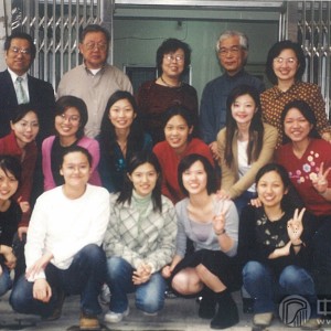 2003年，曹桂芬应邀在台湾艺术大学讲学期间，与该校古筝专业师生合影。
